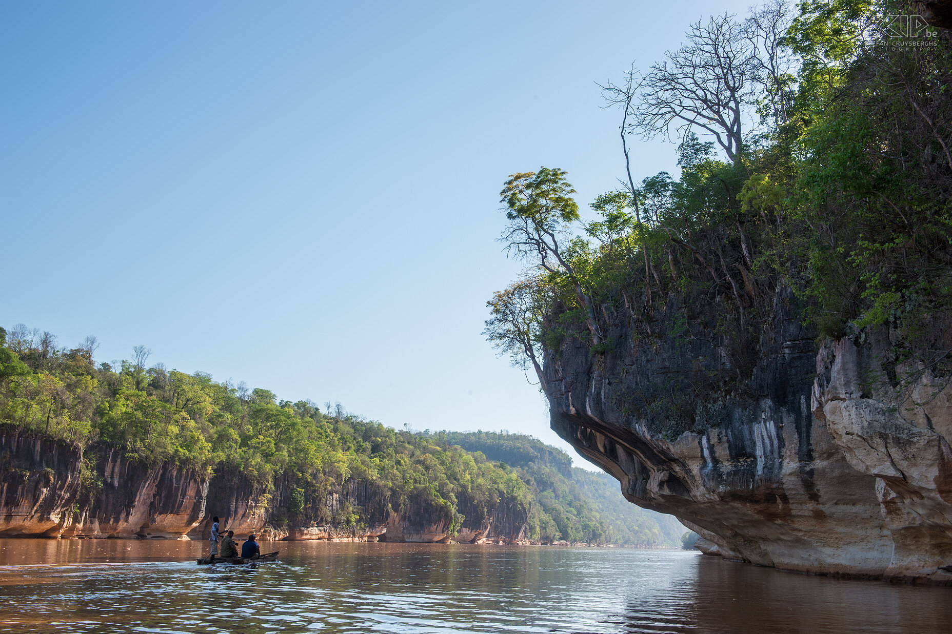 Tsingy - Manambolo rivier We maakten ook een korte tocht met een kano in de kloof van Manambolo rivier en we bezochten een kleine grot met prachtige stalactieten en stalagmieten en zagen het familiegraf van de Vazimba stam. Stefan Cruysberghs